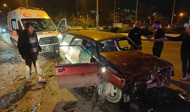 Kuşadası'nda kırmızı ışık ihlali kazaya neden oldu: 2 yaralı