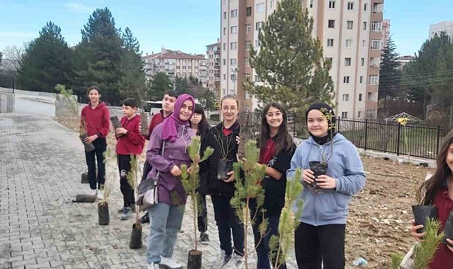Kütahya'da Atakent İlk ve Ortaokulu bahçesine fidan dikimi