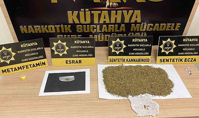 Kütahya'da uyuşturucuyu yola döküp kaçmaya çalışan zehir tacirleri tutuklandı