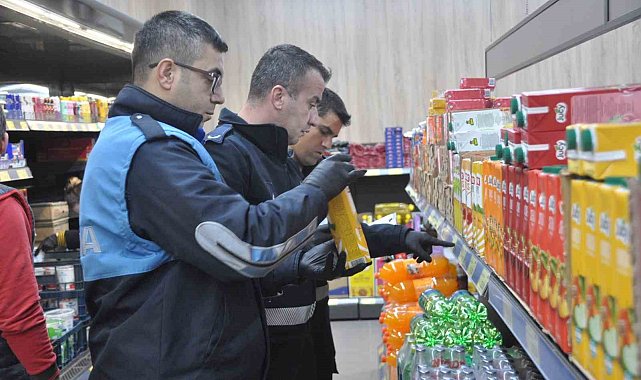 Lapseki'de belediye ekipleri marketlerde fiyat denetimleri yaptı
