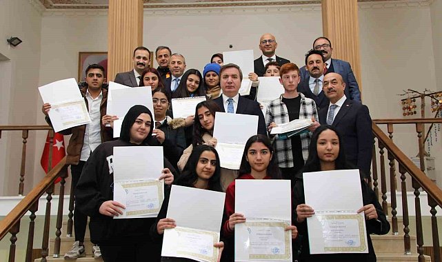 Liseli gençlerden örnek davranış