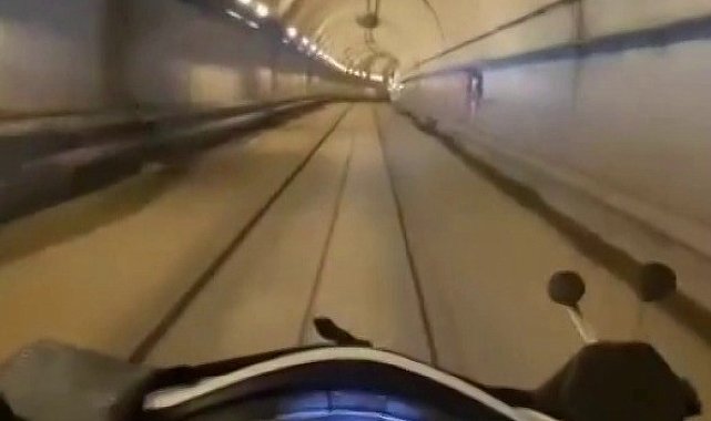 Maltepe Metro istasyonuna giren motokurye kamerada
