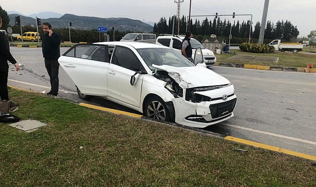 Manavgat'ta kamyonetle otomobil çarpıştı: 4 yaralı