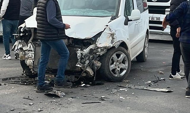 Mardin'de tır ile hafif ticari araç çarpıştı