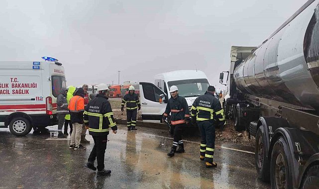 Mardin'de tır ve yolcu minibüsü çarpıştı: 2 yaralı
