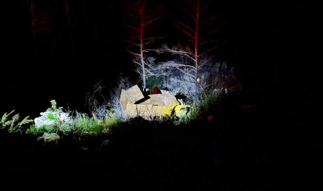 Marmaris'te 30 metrelik uçuruma yuvarlanan kamyonun şoförü hayatını kaybetti