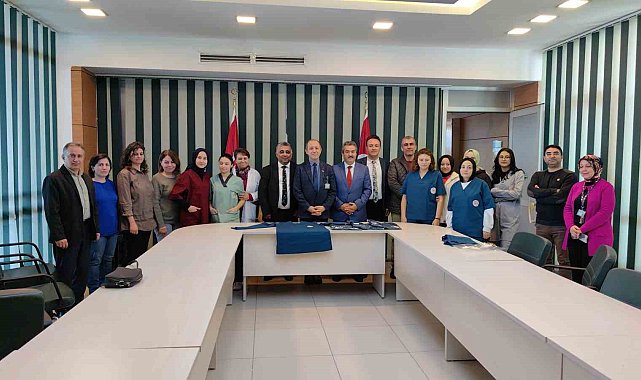 Modacı öğrenciler sağlıkçılara kıyafet tasarladı