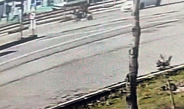 Motosiklete çarpmamak için manevra yapınca olanlar oldu: O anlar kamerada