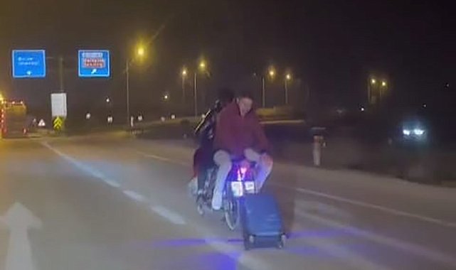 Motosikletli gençlerin tehlikeli yolculuğu kamerada
