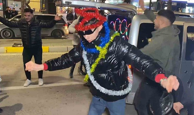 Müzik eşliğinde oynarken birbirlerine giren gençlerin kavgası kamerada