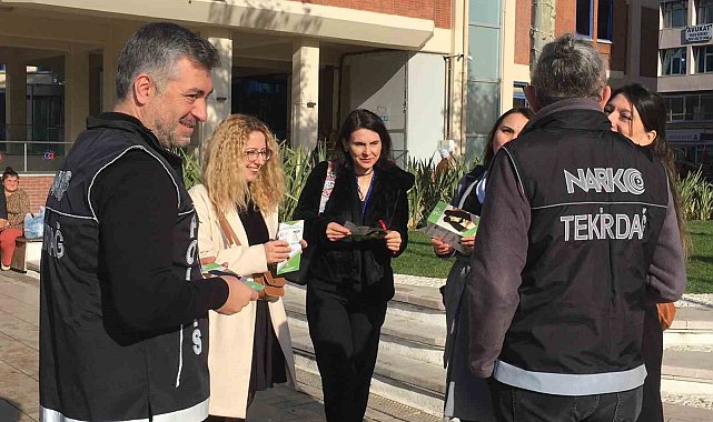 Narkotik polisi gençleri uyuşturucunun zararları hakkında bilgilendiriyor