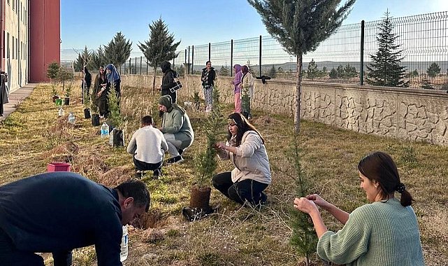 Öğrenciler şehitler anısına fidan dikti