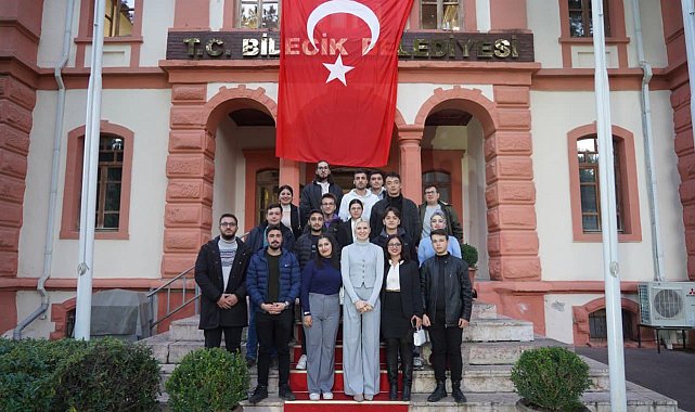 Öğrencilerin yeni yıl dileklerini dinledi
