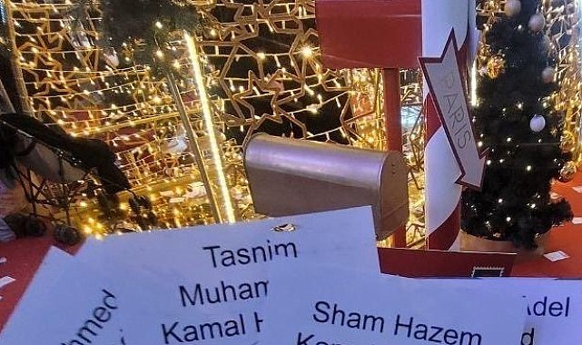Öldürülen Filistinli çocukların isminin yazdığı broşürler AVM'nin üst katından aşağı bırakıldı