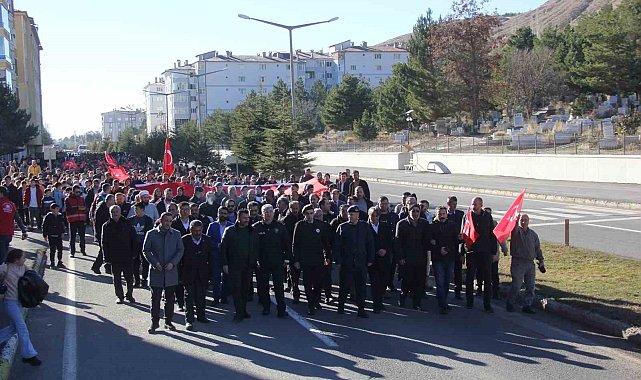 Onlarca vatandaş şehitler için yürüdü