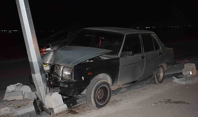 Otomobil aydınlatma direğine çarptı: 1 yaralı