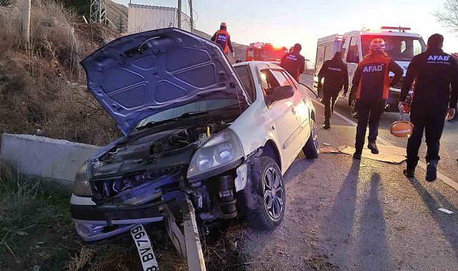 Otomobil yoldan çıkıp bariyere çarptı: 4 yaralı