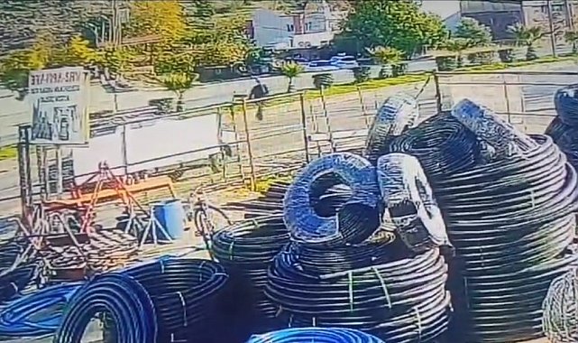 Otomobilin yayaya çarpma anı anbean görüntülendi
