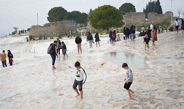 Pamukkale yılın son gününde yine göz kamaştırıyor