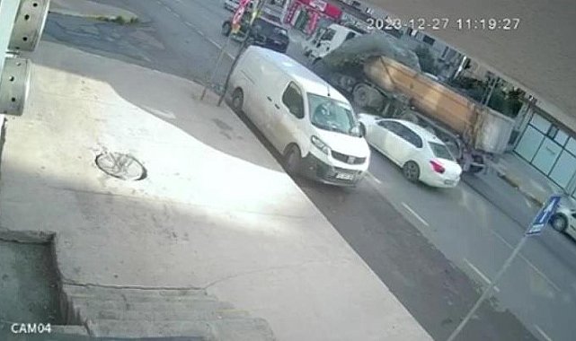 Pendik'te ani fren yapan kamyonun dorsesindeki çimento araçların üzerinde döküldü