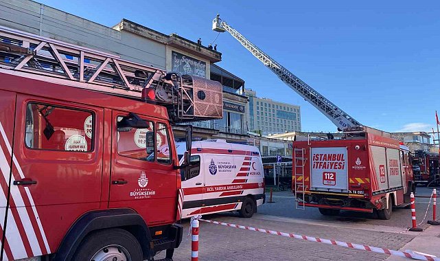 Pendik'te AVM'nin restoranında çıkan yangın söndürüldü