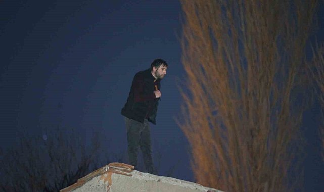 Polisi görünce elinde bıçakla çatıya kaçtı, 2 saatlik çabayla ikna edildi