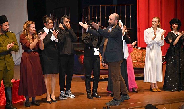 "Sonsuz Kadın Sonsuz Cumhuriyet"in prömiyerini sahneledi