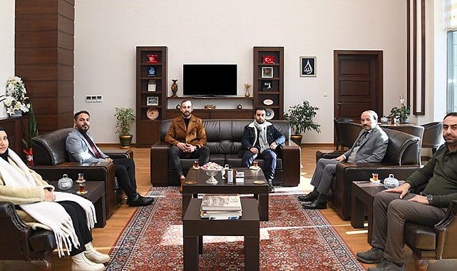 Rektör Çakmak Gazzeli öğrencileri makamında ağırladı