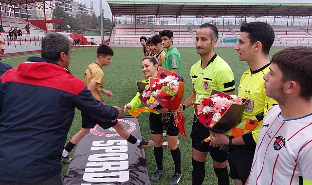 Sahaya "Sporda şiddete hayır" yazılı pankartla çıkıp, hakemlere çiçek verdiler