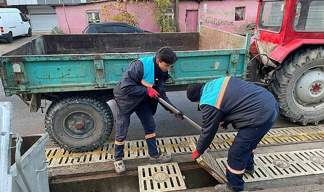 Salihli'de yağmur suyu ızgaraları temizleniyor