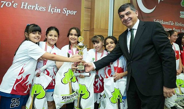 Şampiyonlar, kupaları çifte gururla kaldırdı