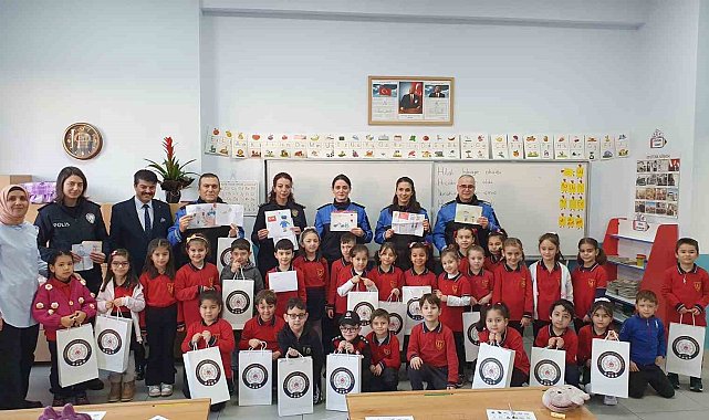 Samsun Emniyet Müdürü'nden minikleri sevindiren hediyeler
