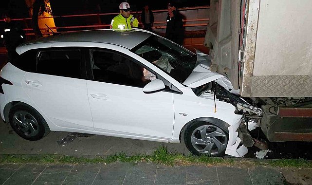 Samsun'da otomobil park halindeki kamyona çarptı: 6 yaralı