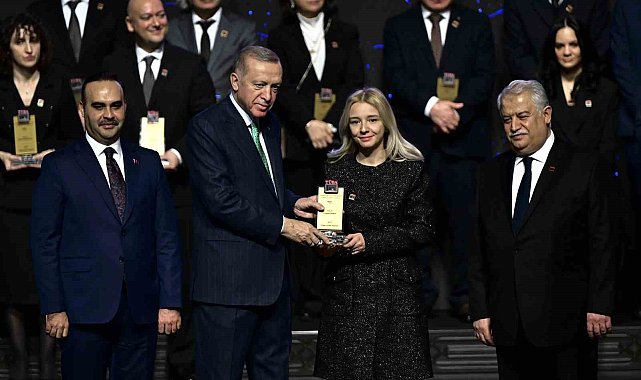 Samsunlu akademisyen ödülünü Cumhurbaşkanı Erdoğan'ın elinden aldı