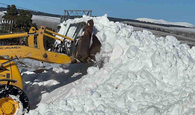 Sarıkamış'ta kardan şehit heykelleri taşınan karla yapılacak