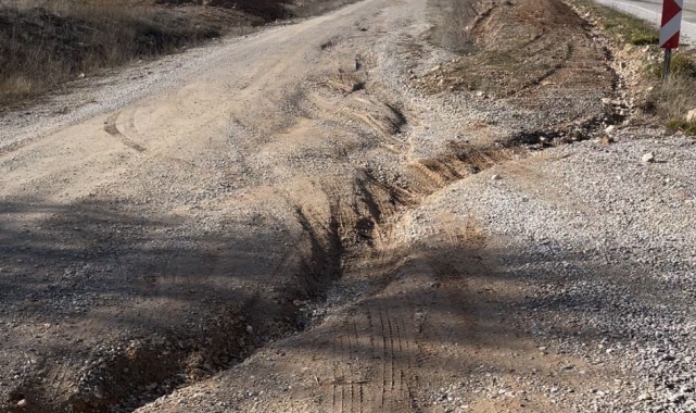 Selden dolayı çukur oluşan köy yolu tehlike saçıyor