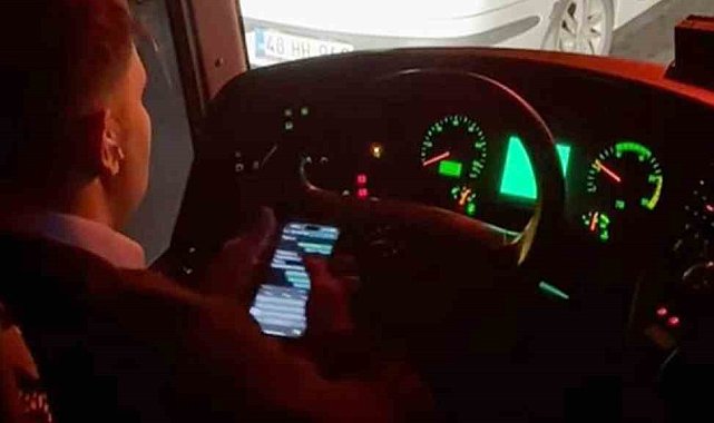 Seyir halinde cep telefonu ile mesajlaşan şoföre para cezası