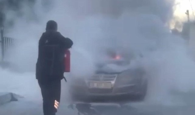 Seyir halindeki araçlar alev alev yandı