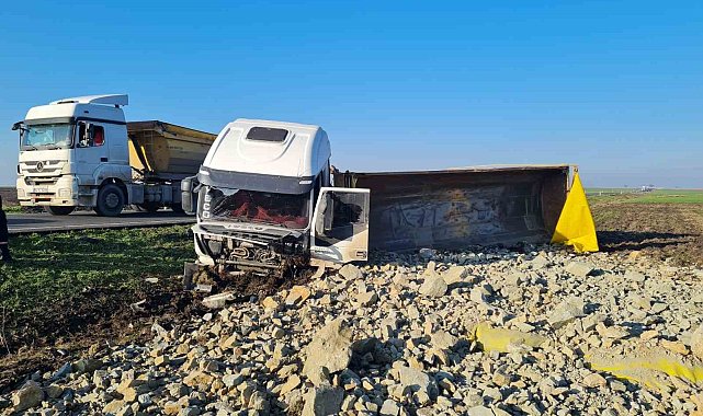 Seyir halindeki kamyon devrilerek yoldan çıktı