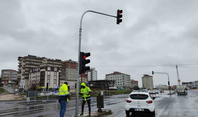 Şiddetli rüzgar trafik ışıklarını ters çevirdi