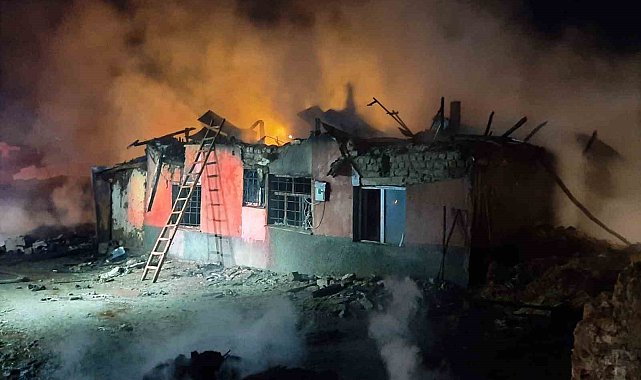 Sivas'ta korkutan yangında bir ev tamamen yandı