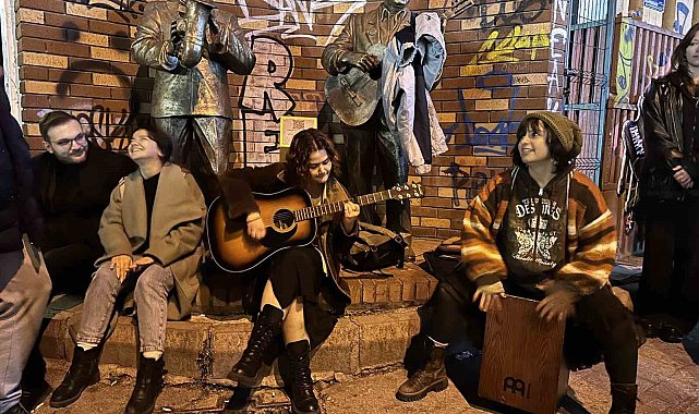 Sokak müzisyenleri yılbaşı kutlamalarında kulakların pasını sildi