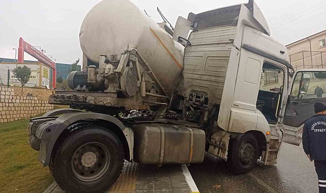 Sürücüsünün direksiyon hakimiyetini kaybettiği tır kaldırıma çıktı