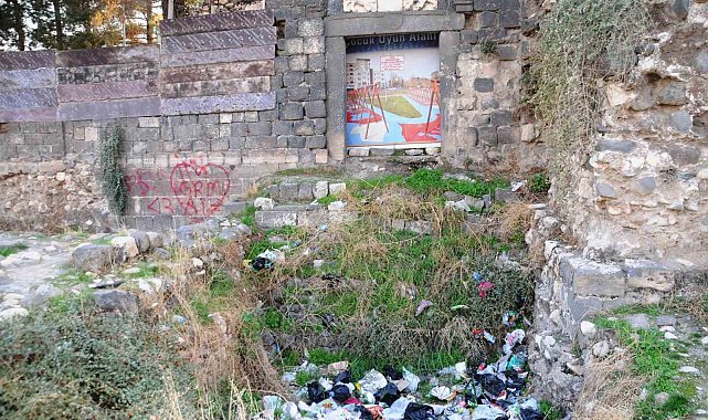 Tarihi Cizre Kalesi çöplerden geçilmiyor