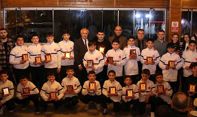 Tavşanlı'da şampiyon sporcular ödüllendirildi