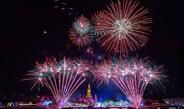 Tayland'da yeni yıla görkemli karşılama