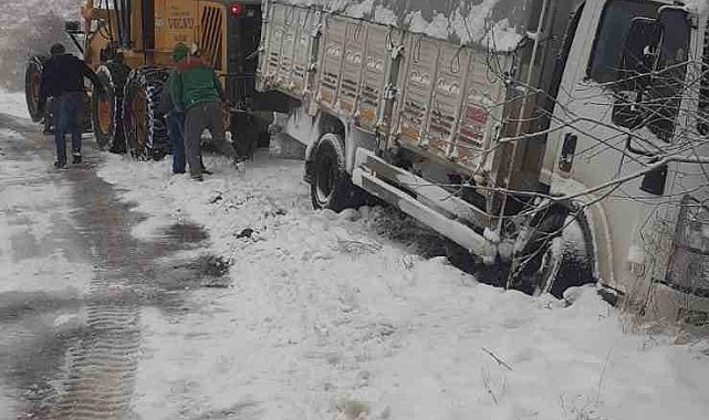 Tokat'ta karda kayan kamyon yan yattı