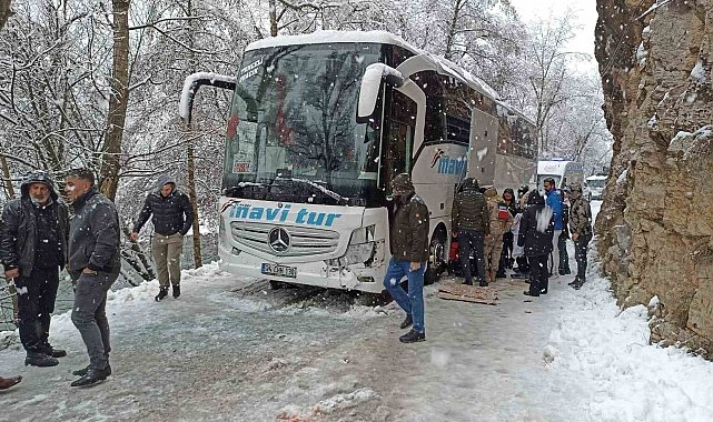 Tunceli'de kayganlaşan yolda kaza: 3 yaralı