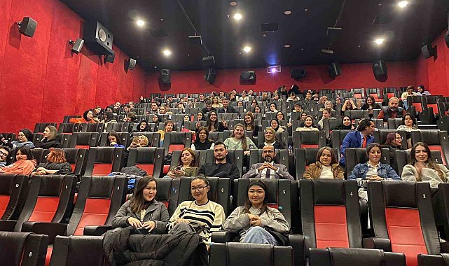 Üniversite öğrencileri, 'Aybüke: Öğretmen Oldum Ben' filmini izledi