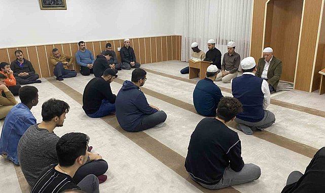 Üniversite öğrencileri şehitler ve Filistin'de hayatını kaybedenler için Kur'an-ı Kerim okudu, dua etti